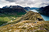 Parco Jotunheimen, Norvegia. Il Lagtunga sulla Memurutal in basso e il lago Gjende sullo sfondo. 